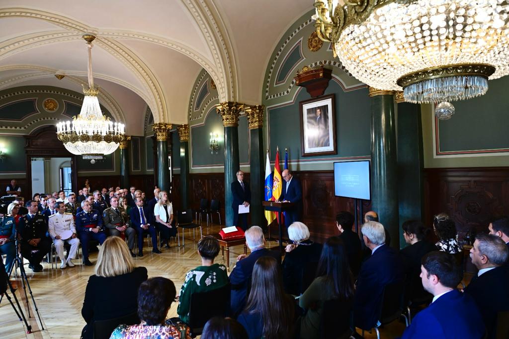 Reconocimientos para Emilio Cuevas, Dolores Corbella y Pepe Dámaso en el 45 aniversario de la Constitución