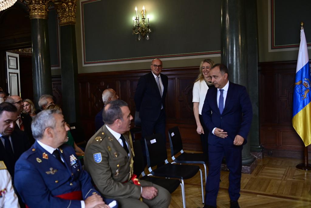 Reconocimientos para Emilio Cuevas, Dolores Corbella y Pepe Dámaso en el 45 aniversario de la Constitución