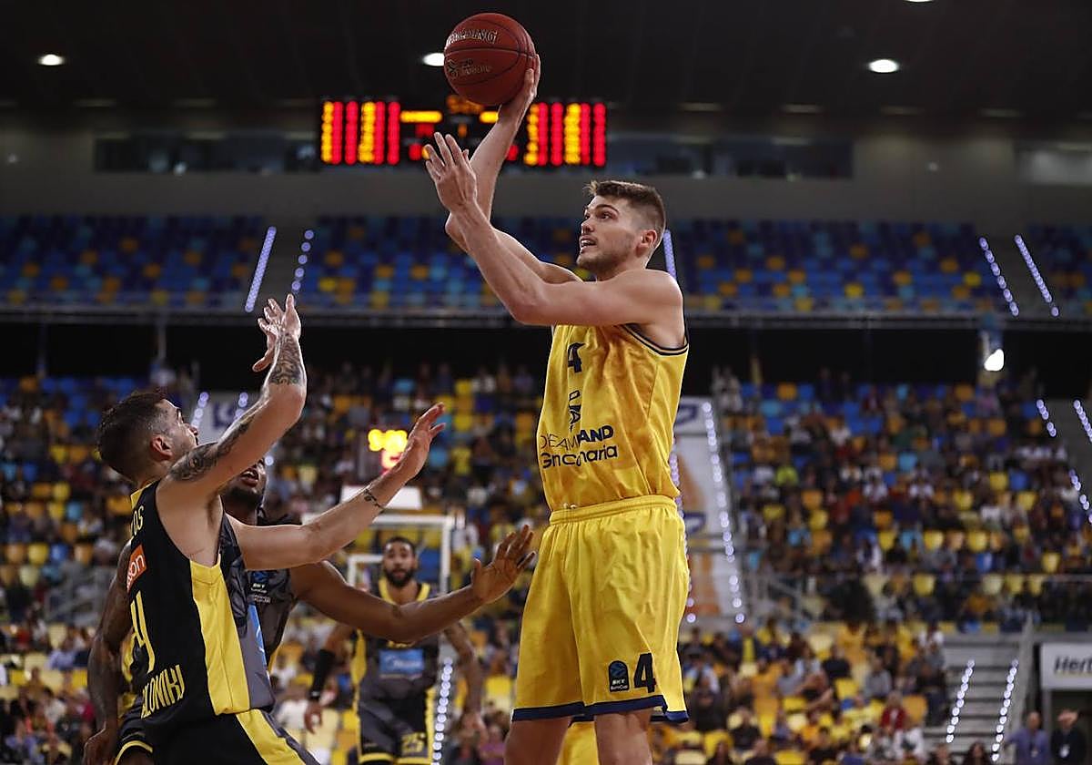 Lammers anota de dos en una acción de la primera mitad.