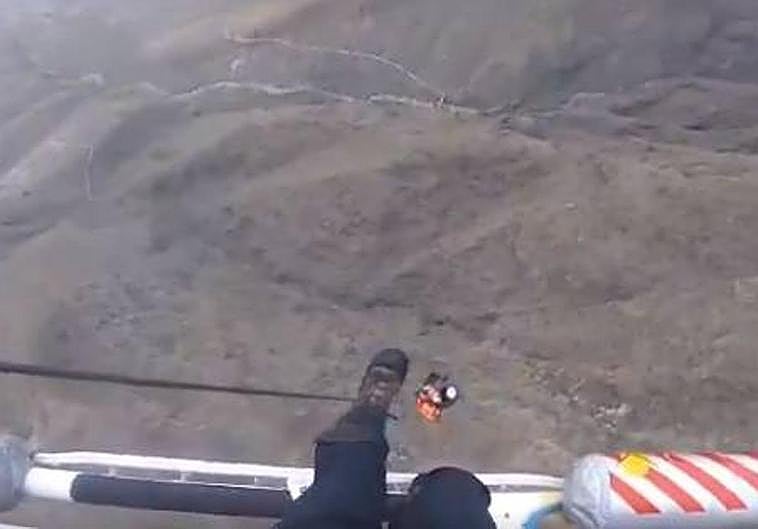 Rescate del parapentista en la parte alta del Barranco del Infierno, Adeje, una zona rocosa de difícil acceso.