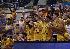 El banquillo del Granca, celebrando una de las canastas logradas ante el Aris en el último partido.