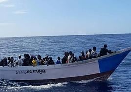 Imagen de un cayuco de 53 personas que arribó a las costas del Hierro
