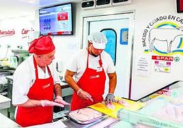 Uno de los participantes de la Escuela de Carnicería aprende de uno de los expertos carniceros de SPAR Gran Canaria.