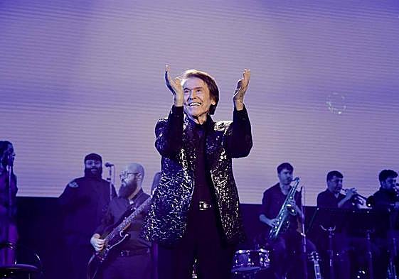 Raphael, en pleno concierto en el Gran Canaria Arena.