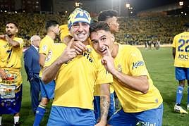 Moleiro y Sergi Cardona celebran el ascenso ante el Alavés.