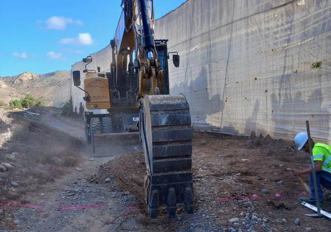 Obras de excavación para instalar la tubería de impulsión del agua desalada.