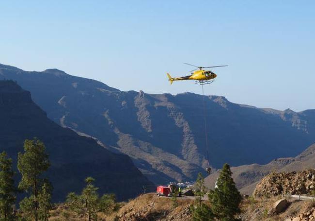 Un helicóptero descarga material para la línea de alta tensión de Salto de Chira.