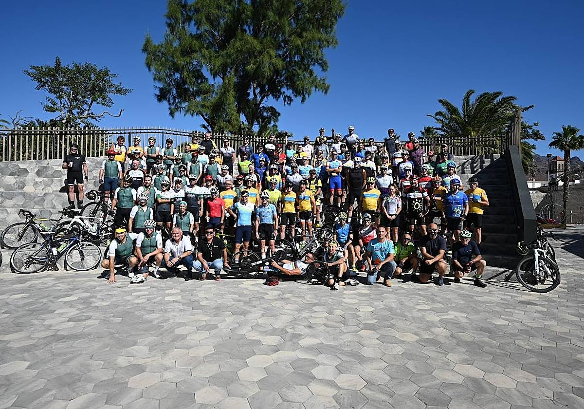 Foto de familia del pelotón que cubrió el itinerario de este viernes.