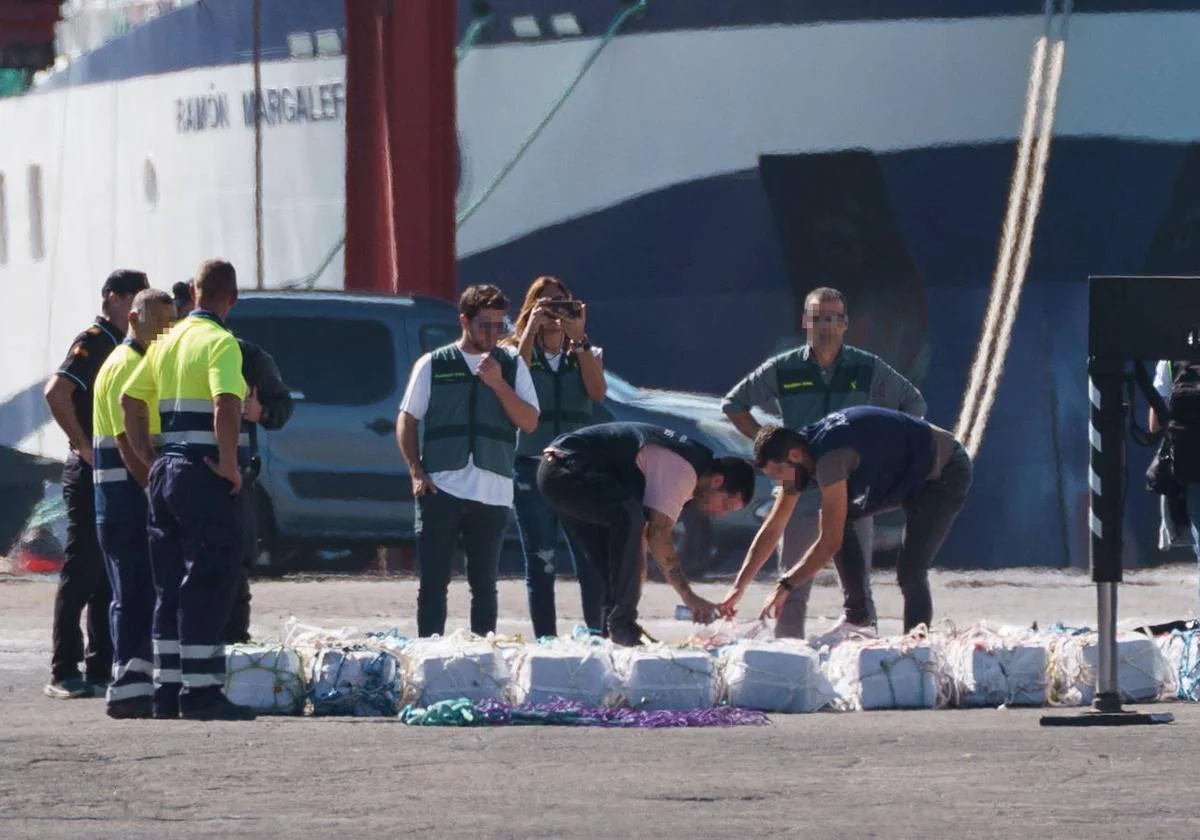 Interceptan una lancha que transportaba 2.500 kilos de cocaína en aguas cercanas a Canarias