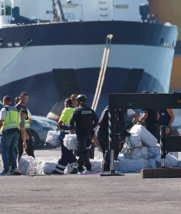 Imagen secundaria 2 - Interceptan una lancha que transportaba 2.500 kilos de cocaína en aguas cercanas a Canarias