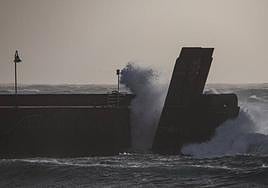 Olas y calima en la playa de Arinaga.