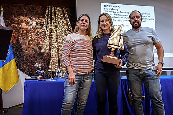 La campeona Andrulyte, con el trofeo.