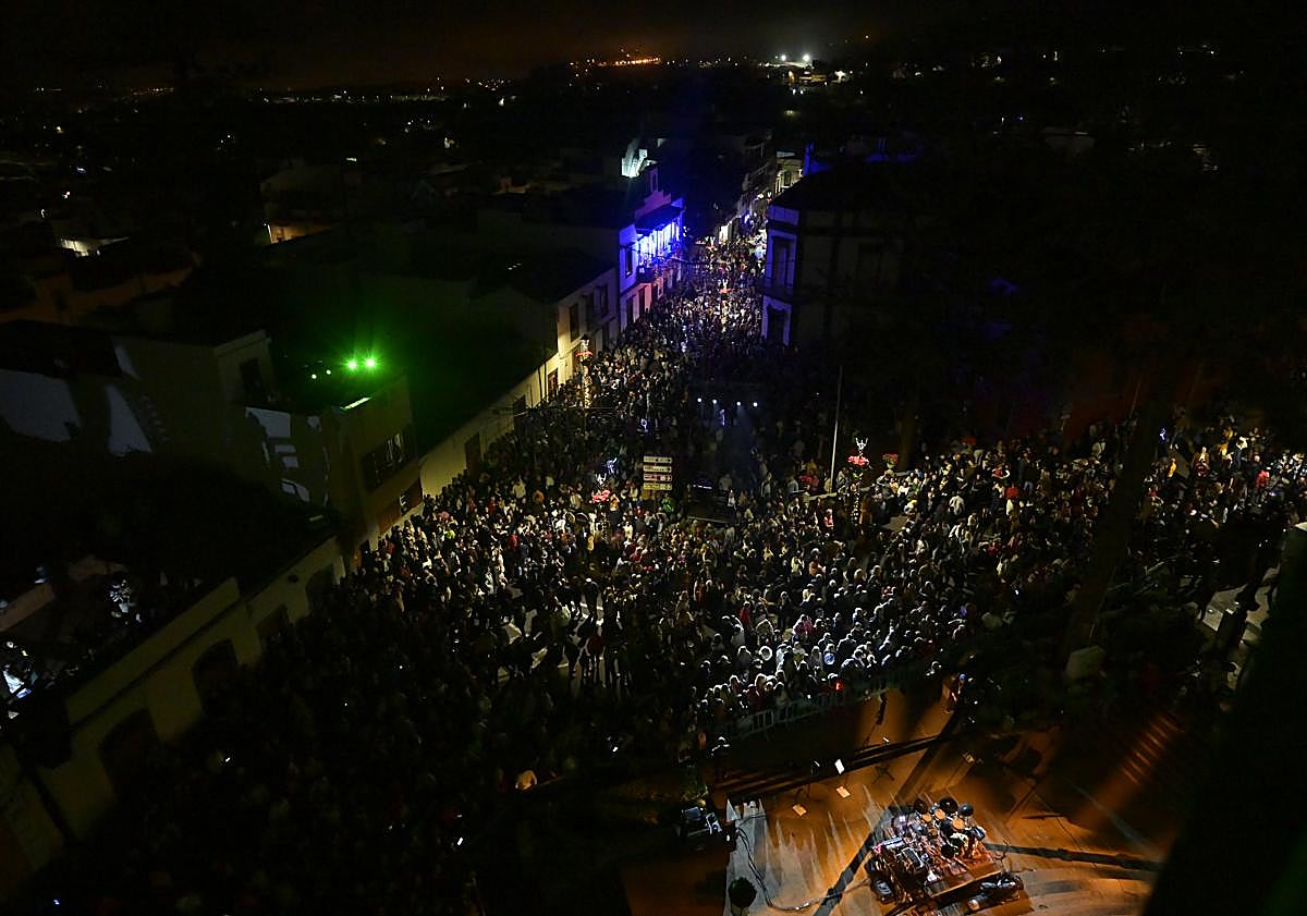 Imagen principal - La Navidad resuena en la Villa de Moya con el tradicional encendido de luces