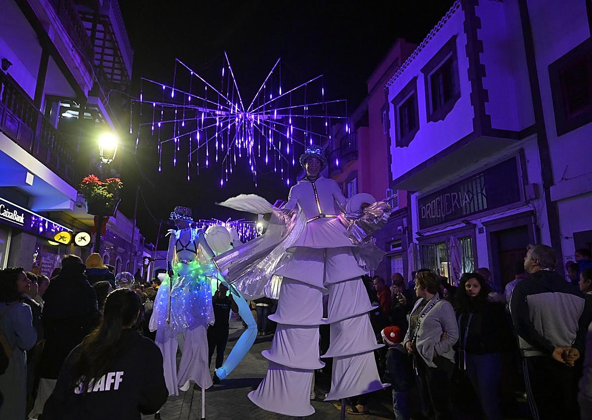 Imagen secundaria 1 - La Navidad resuena en la Villa de Moya con el tradicional encendido de luces