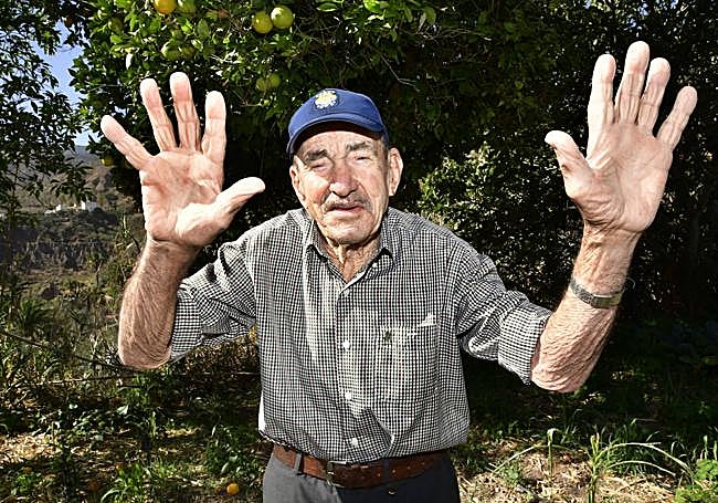 Manos curtidas tras una larga vida de trabajo y sacrificios.