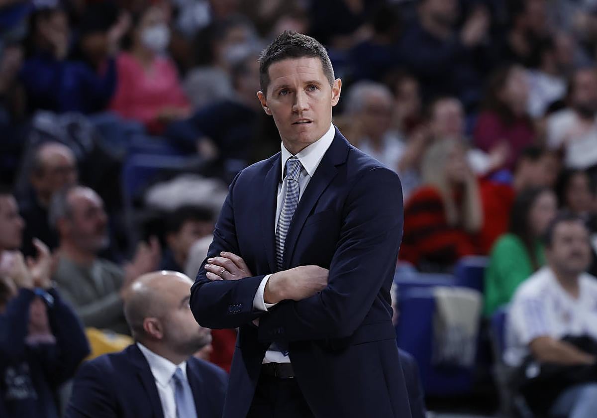 Lakovic sigue el encuentro desde el banquillo.