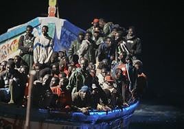 Imagen de archivo de la llegada de un cayuco al muelle de La Restinga el pasado mes de noviembre.