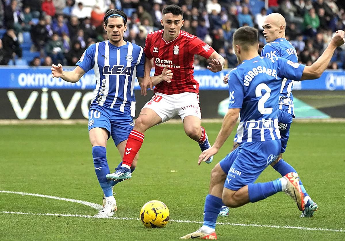 Moleiro, rodeado de rivales, el encuentro que disputó la UD el pasado sábado en Vitoria ante el Alavés.