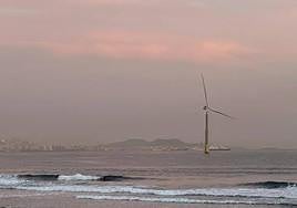 La calima empaña el paisaje de la capital grancanaria a primeras horas de este lunes.