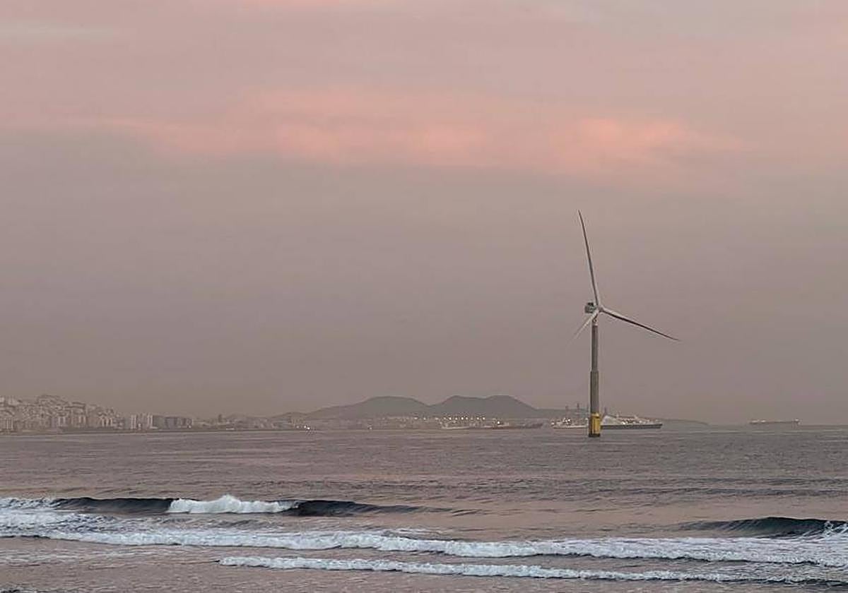 La calima empaña el paisaje de la capital grancanaria a primeras horas de este lunes.