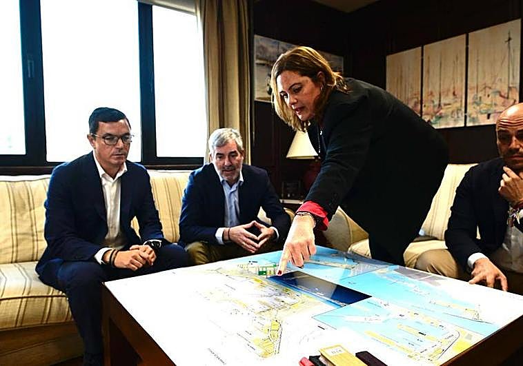 Beatriz Calzada, presidenta de la Autoridad Portuaria de Las Palmas, en el centro, y Fernando Clavijo, presidente de Canarias, a su derecha.