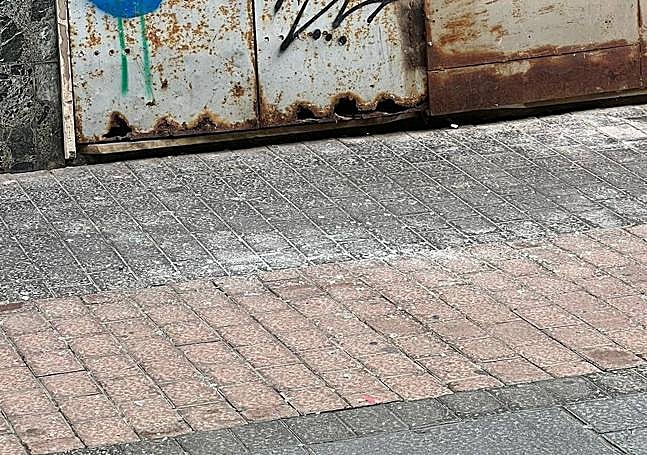 Imagen de los cristales en el suelo.