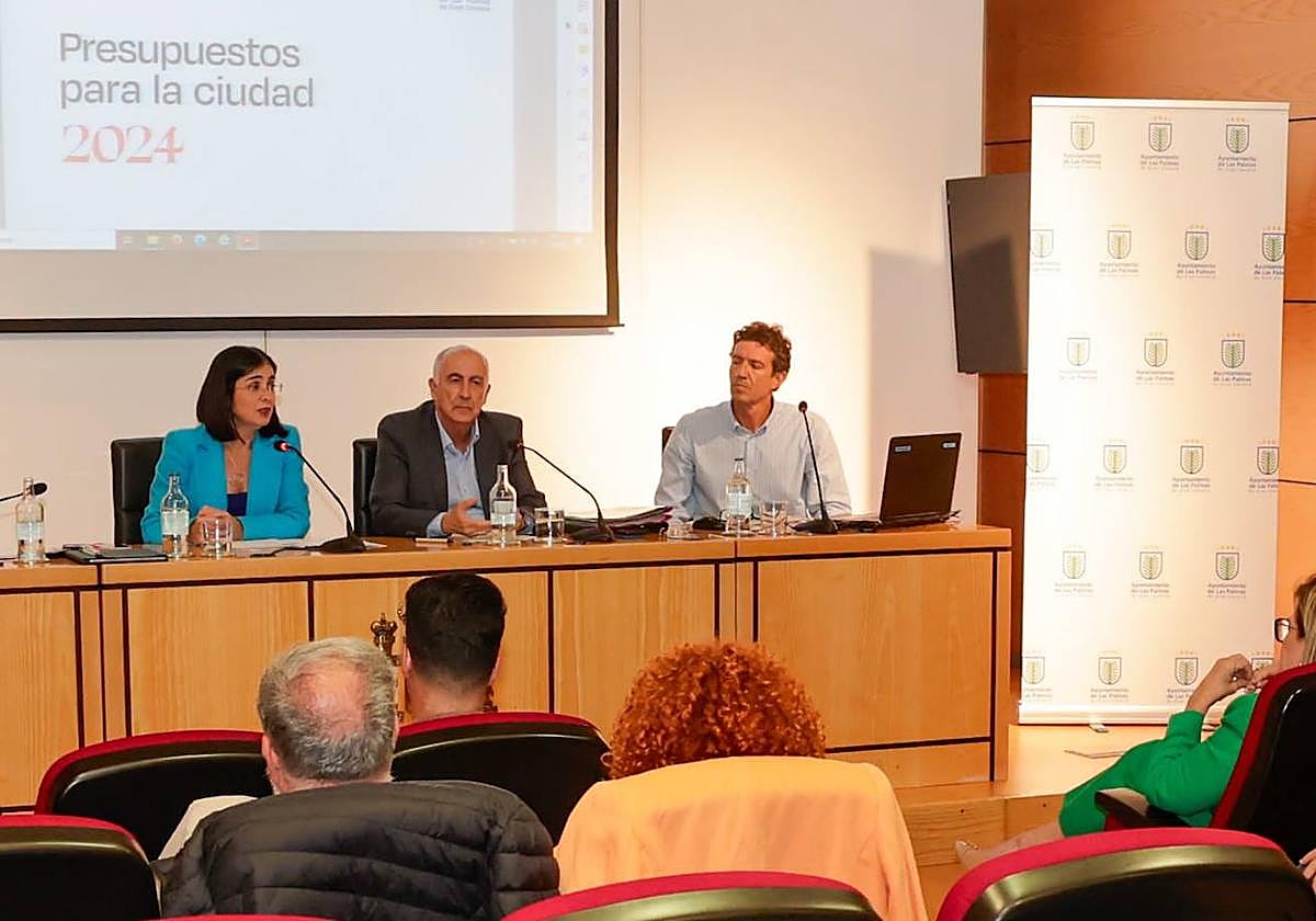 La alcaldesa, Hernández Spínola y el coordinador general de Hacienda explicaron el presupuesto.