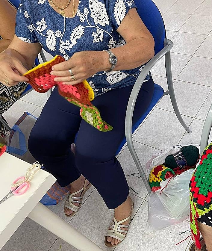 Imagen secundaria 2 - Imágenes del proceso de elaboración del árbol de Navidad por las vecinas de Veneguera.