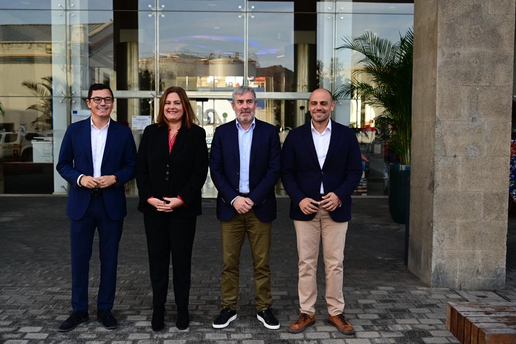 La visita de Clavijo al puerto de La Luz, en imágenes