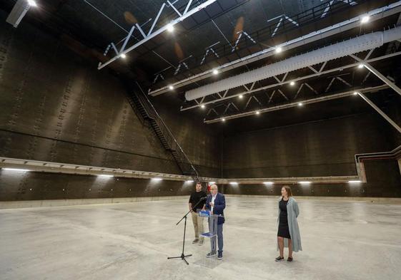 De izquierda a derecha, Adrián Guerra, Antonio Morales y Nuria Guinot, este martes, en uno de los dos platós audiovisuales construidos y gestionados por el Cabildo, en Infecar.
