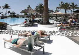 Turistas en la piscina de un hotel de Costa Teguise, en Lanzarote, una de las islas que más crece este año.