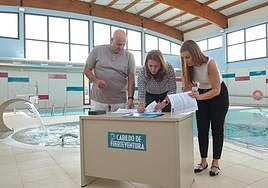 El consejero de Acción Social, Víctor Alonso, la presidenta Lola García y Elena Vega, en la firma del contrato de gestión de la piscina terapéutica.