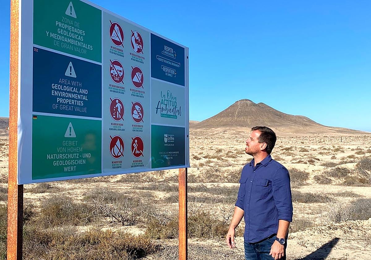 David Fajardo, concejal de Medio Ambiente del Ayuntamiento de La Oliva, en la nueva cartelería que intenta frenar grabados y expolios en el barranco de los Enamorados, en Lajares.