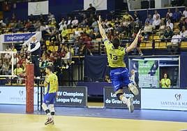 Paolo Zonca se dispone a sacar en una acción del partido en el CID.