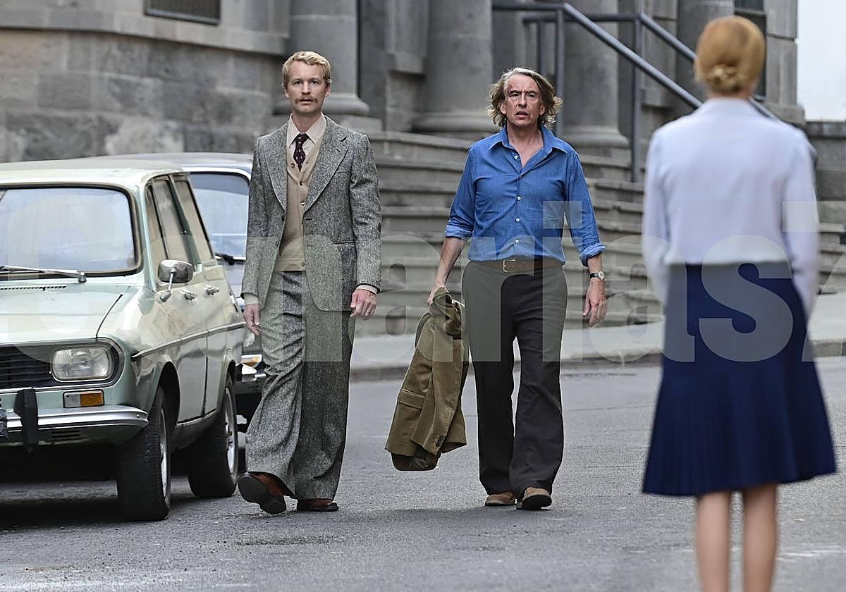 Steve Coogan, junto a otro de los actores de 'The Penguin Lessons', este miércoles por la tarde durante el rodaje en La Isleta.