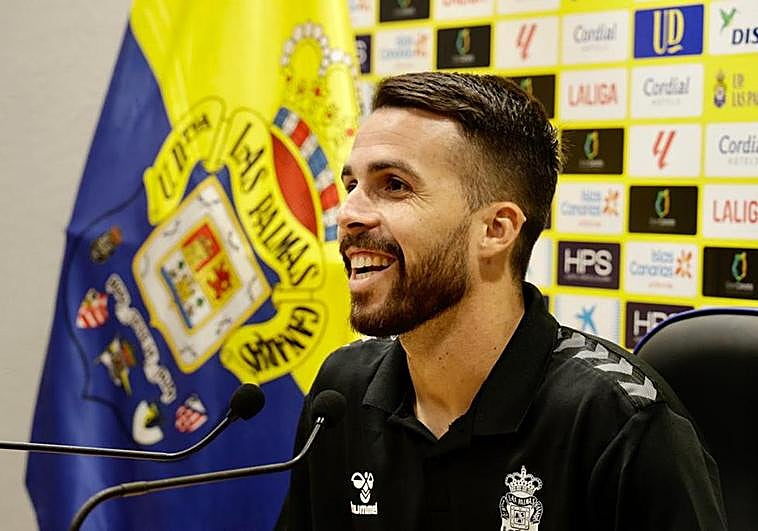 El futbolista de la UD Las Palmas Kirian Rodríguez atiende a los medios en Barranco Seco.