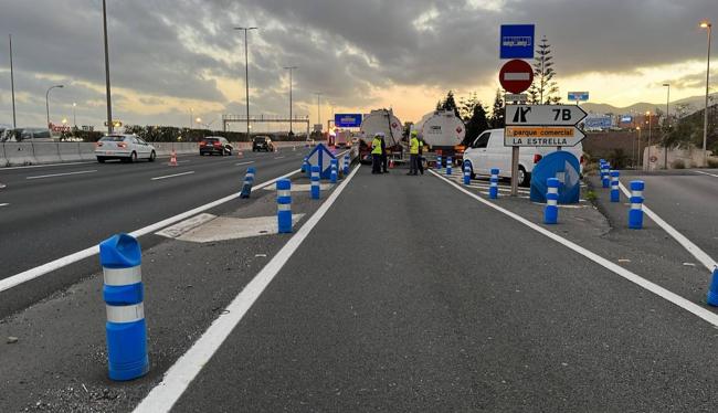 Operarios trabajando en la carretera para trasvasar las cubas de queroseno