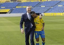 Jonathan Viera y Miguel Ángel Ramírez sobre el césped del Estadio de Gran Canaria, en una fotografía hecha este jueves.