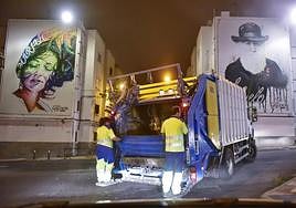 Imagen de un equipo del servicio de recogida de residuos trabajando en un turno nocturno en Ciudad Alta.