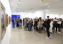 Numeroso público acudió a la celebración de los veinte años del centro, que incluía la visita guiada de la exposición de Juan Ismael y Oscar Domínguez por Alejandro Gopar.