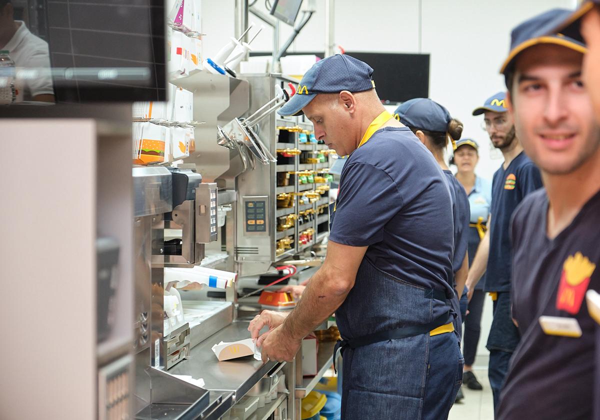 Trabajadores en la parte de preparación de las hamburguesas.