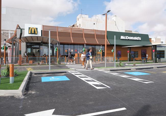 Exterior del nuevo McDonald's de Puerto del Rosario.