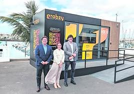 Fernando Bustamante, director General de la Unidad de Negocio Canarias de Mahou San Miguel; Migdalia Machín, Consejera de Universidades, Ciencia e Innovación y Cultura del Gobierno de Canarias; y Peio Oiz, director de Marina Innova Hub, durante la presentación del establecimiento.