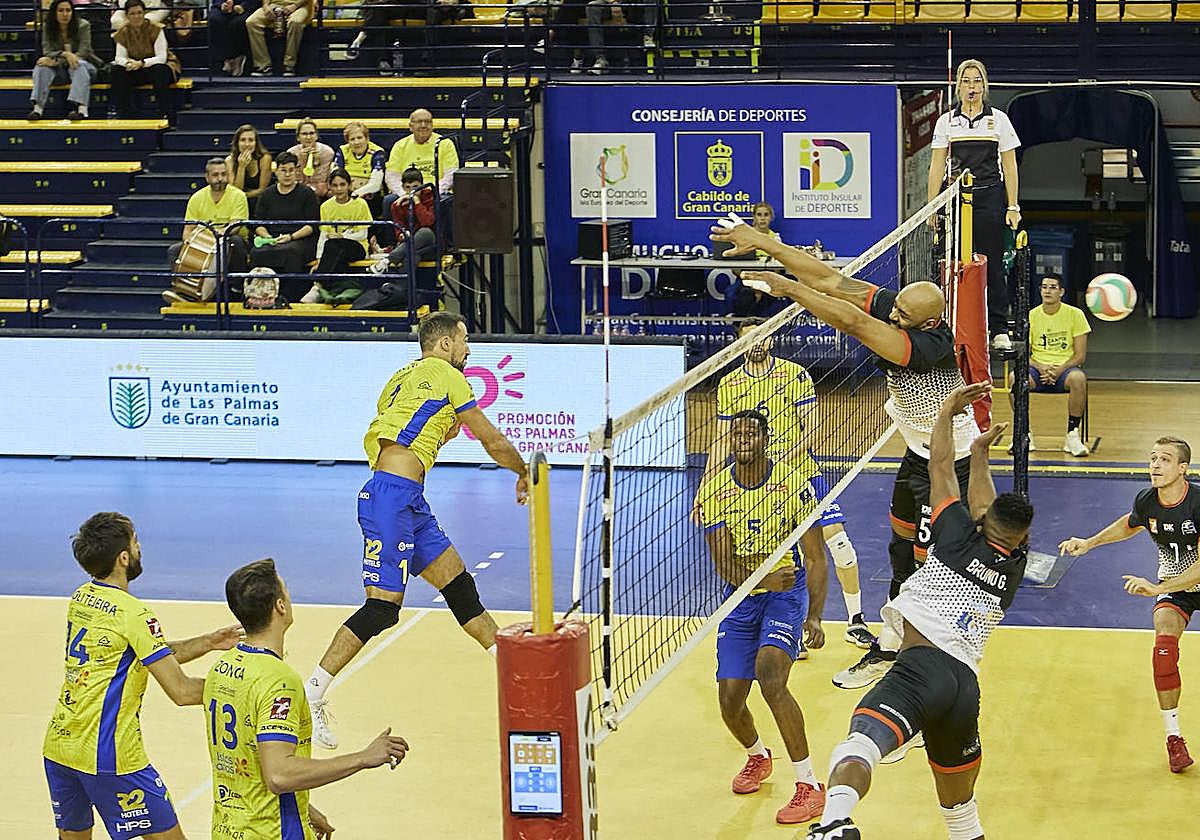 Nico Bruno supera el intento de bloqueo de Moi Cezar.