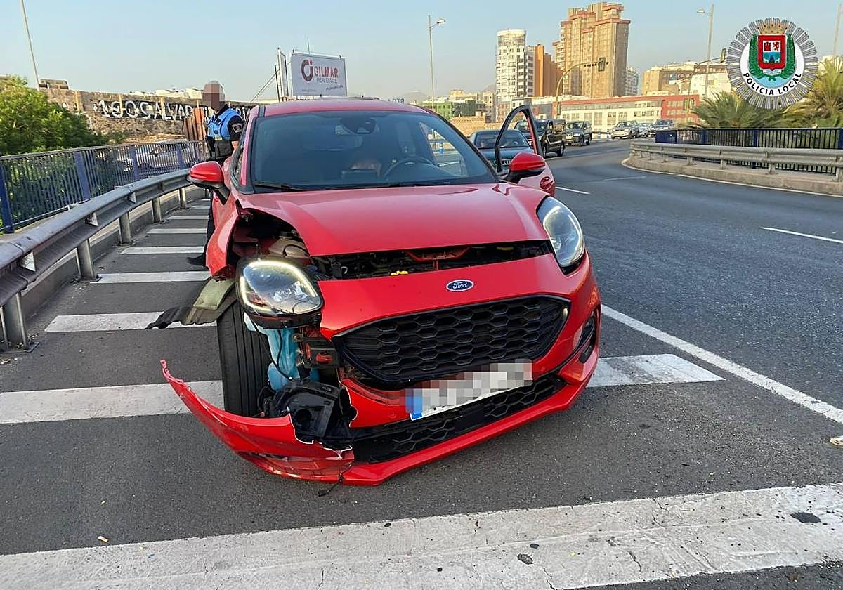 Imagen del coche con la parte delantera afectada.