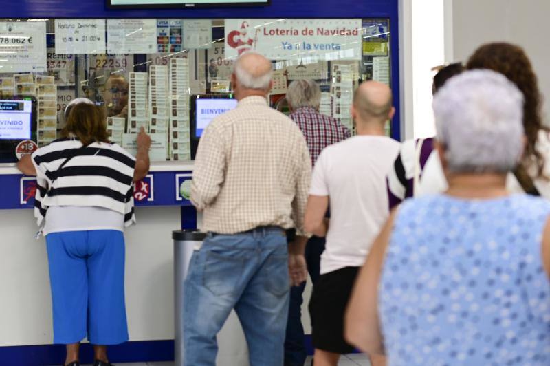 Los canarios buscan la suerte con la lotería de Navidad