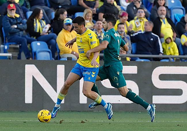 Javi Muñoz conduce ante Sobrino.