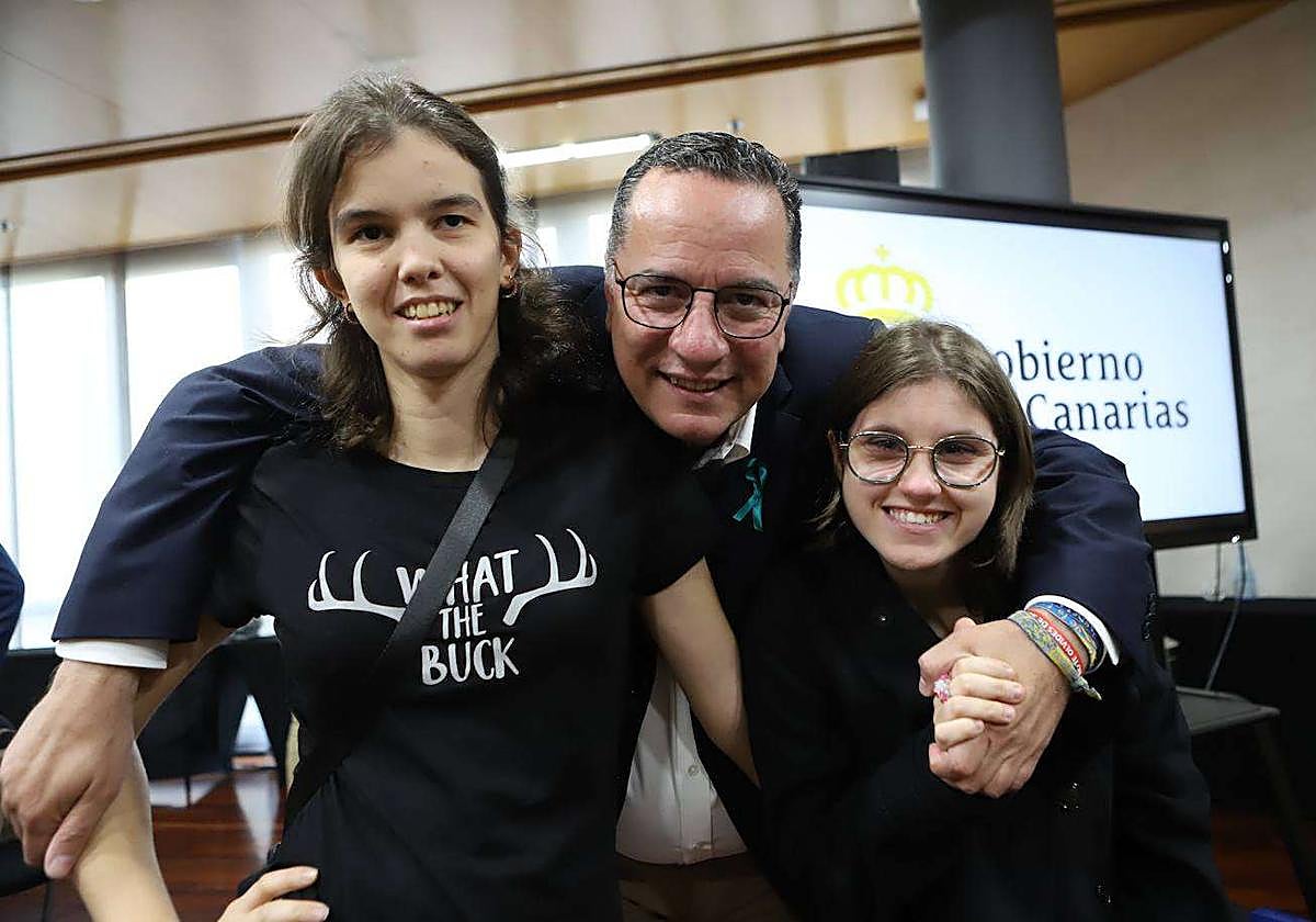 Texeida Santana, Poli Suárez y Sonia Miranda, ayer en la capital tinerfeña.