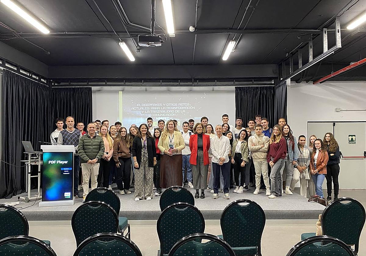 Graciela Padilla alerta de los riesgos de la desinformación por un mal uso de la IA en la Universidad Fernando Pessoa Canarias