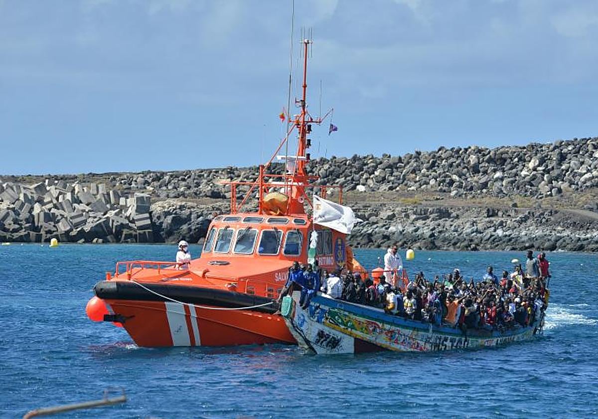 Llegada a El Hierro de un cayuco con 320 personas, el mayor desde que se abrió la Ruta Canaria en 1993.
